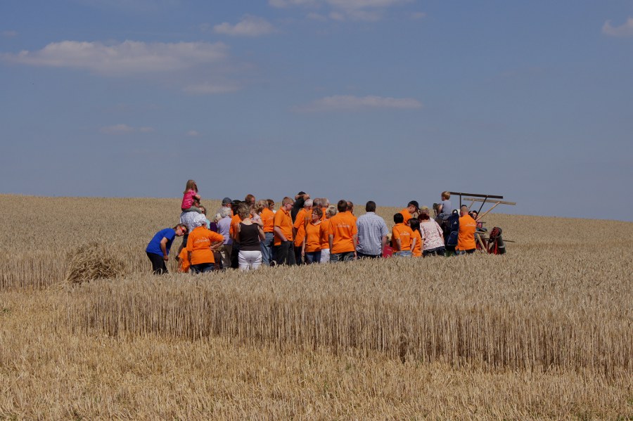 die Densberger Zuschauer fallen auf in ihren orangen Hemden zur 925-Jahrfeier