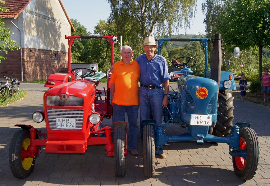 Heinz Aubel und Wilhelm Wagner mit ihren Oldtimer-Schleppern