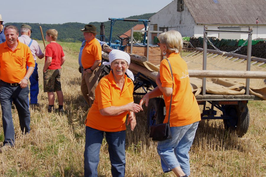 mit Kopftuch gut gerstet fr den Ernteeinsatz