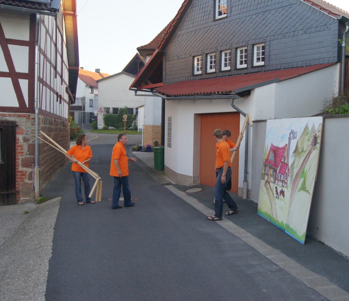 letzte Aufbauarbeiten am Kinderland