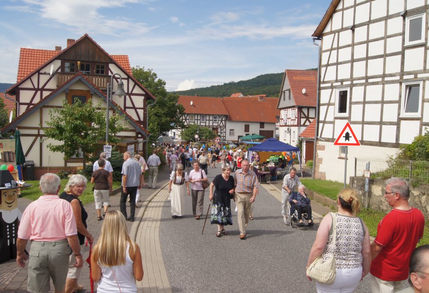 Die Besucher flanieren durch den Ort