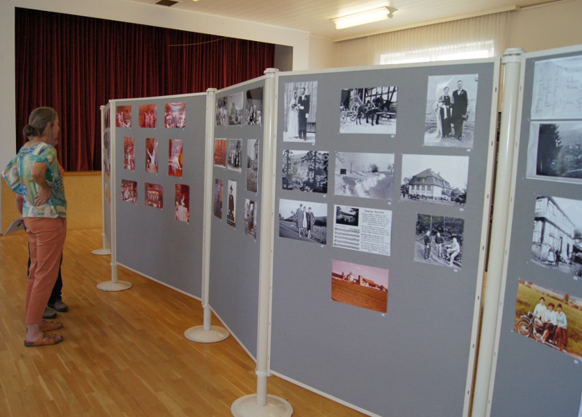 Im Dorfgemeinschaftshaus gab es eine umfangreiche Ausstellung alter Bilder in hoher Qualitt