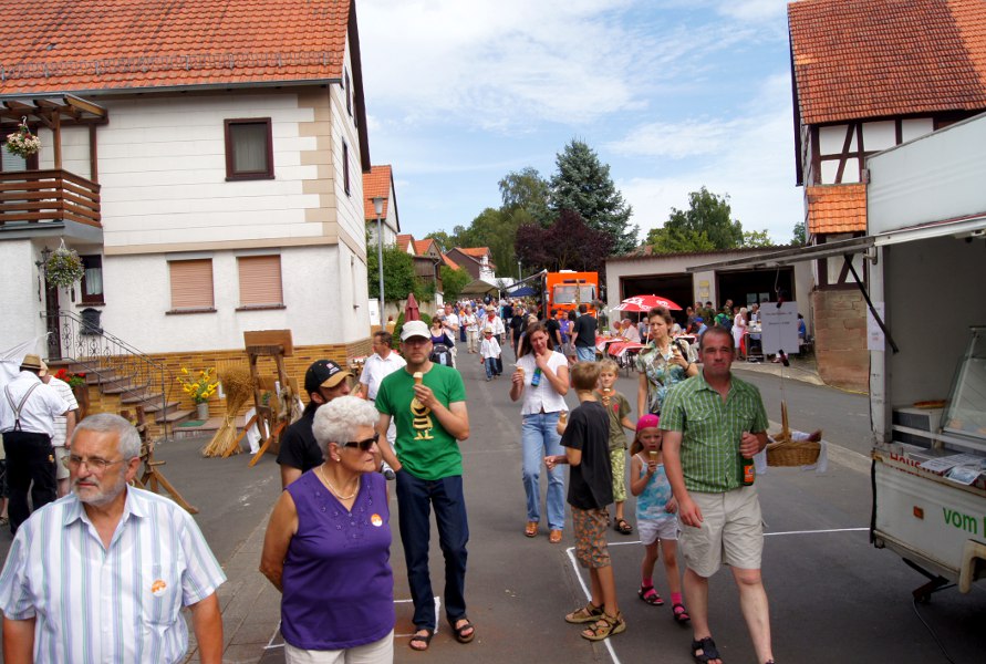 Festbesucher in der Burgstrasse