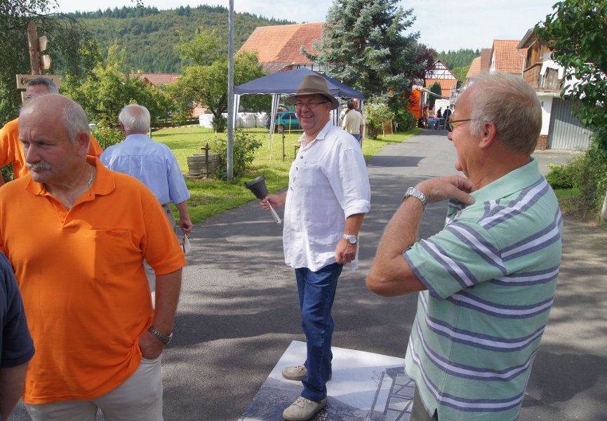 der Dorfdiener Jrgen Vestweber kndigt die offizielle Erffnung der Feststrae an