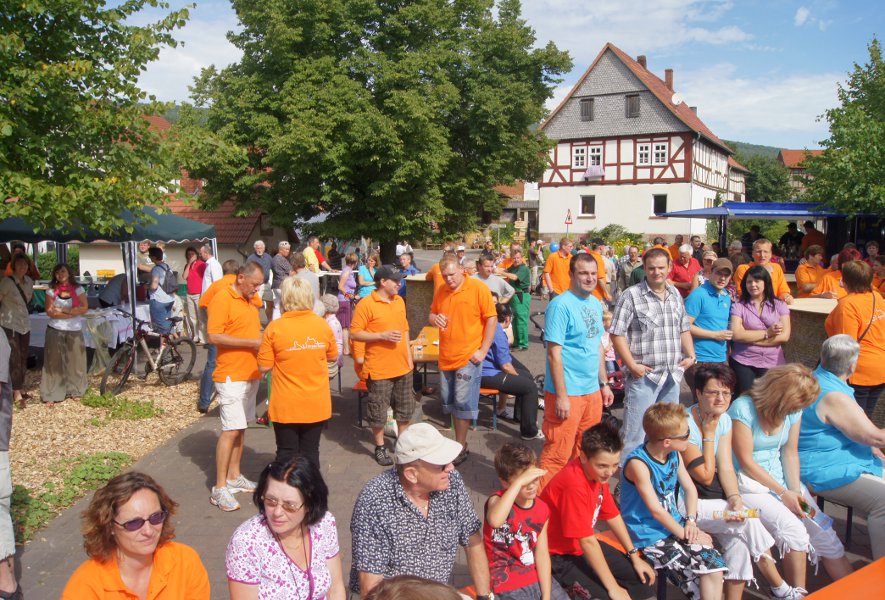 der Dorfplatz war den ganzen Tag ber mit Menschen gefllt