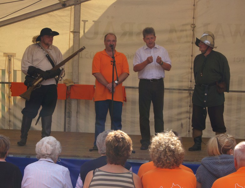 Erffnung der Festtagsstrae durch Ortsvorsteher Gnter Noll und Brgermeister Gnter Schlemmer flankiert von Mitgliedern der Kasseler Traditions-Kanoniere