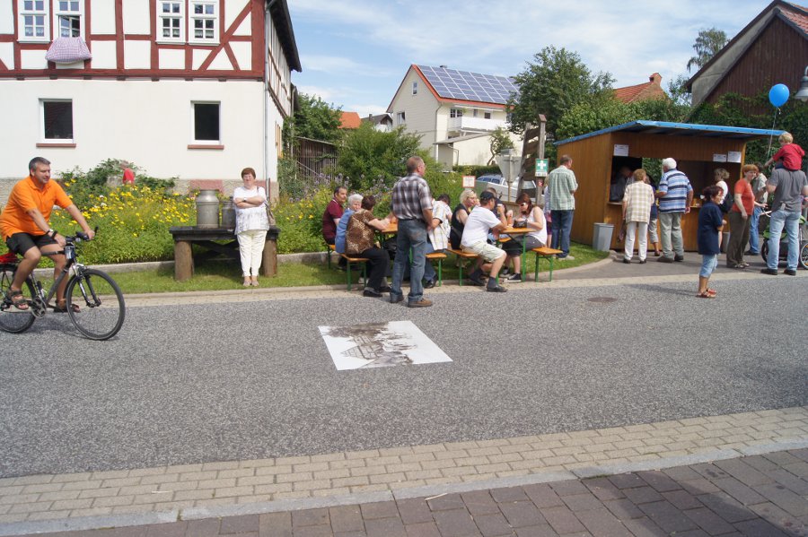 Straenbild auf der Hauptstrae neben dem Dorfplatz