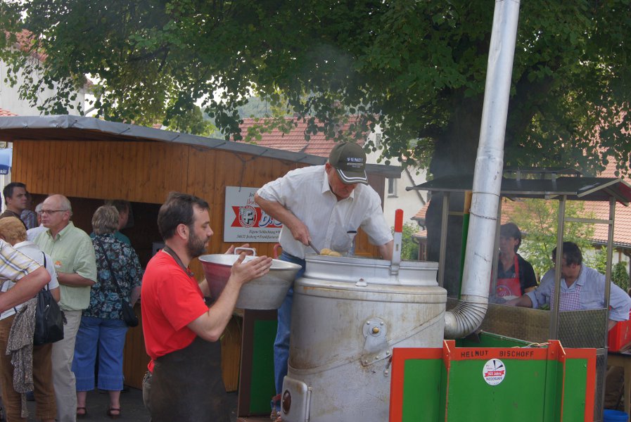 Vor dem Dorfgemeinschaftshaus war ein Kartoffeldmpfer in Betrieb