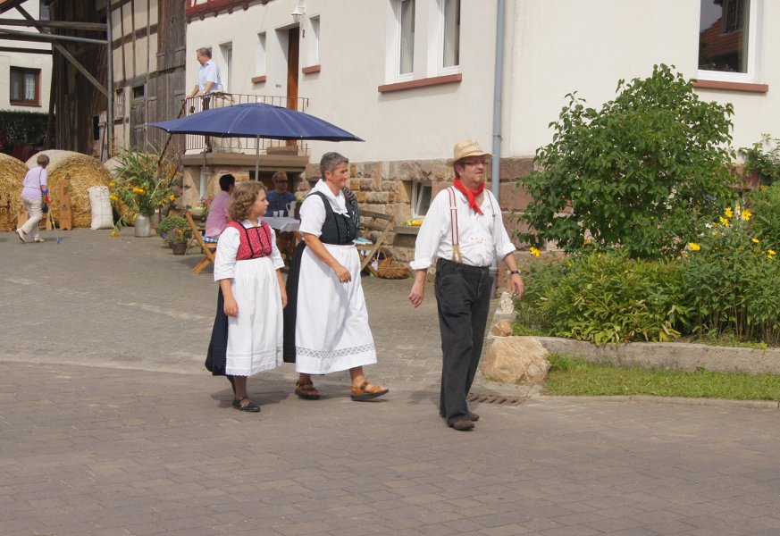 Viele Leute waren in historischer Kleidung unterwegs