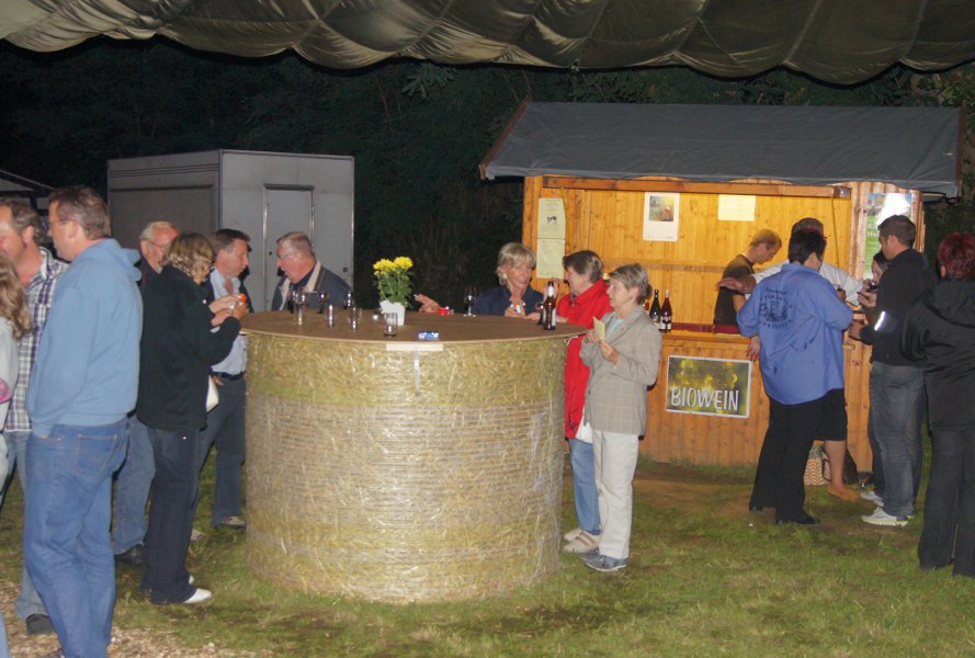 Ein besonderes Ambiente herrscht im Weindorf mit vier Stnden neben dem Festzelt