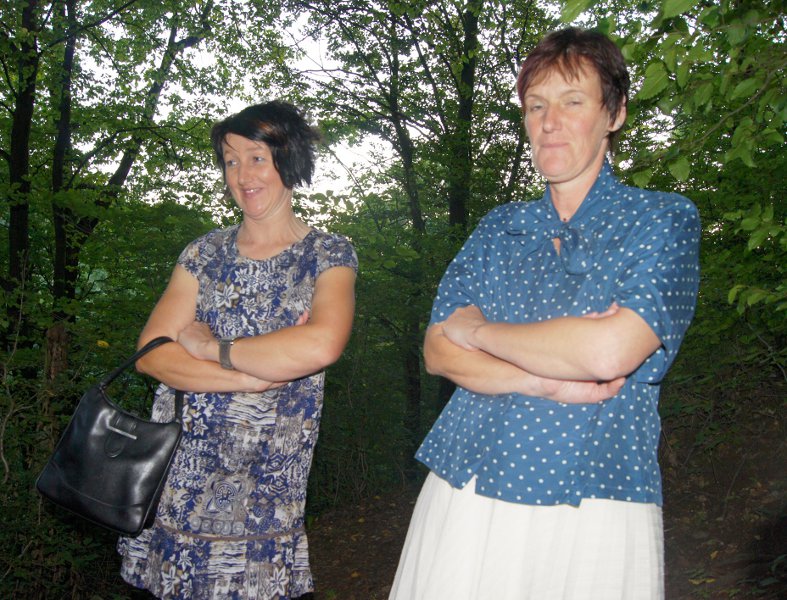 Feriengste (Karin Schtz und Regina Knig) in Kleidern aus dem vorigen Jahrhundert