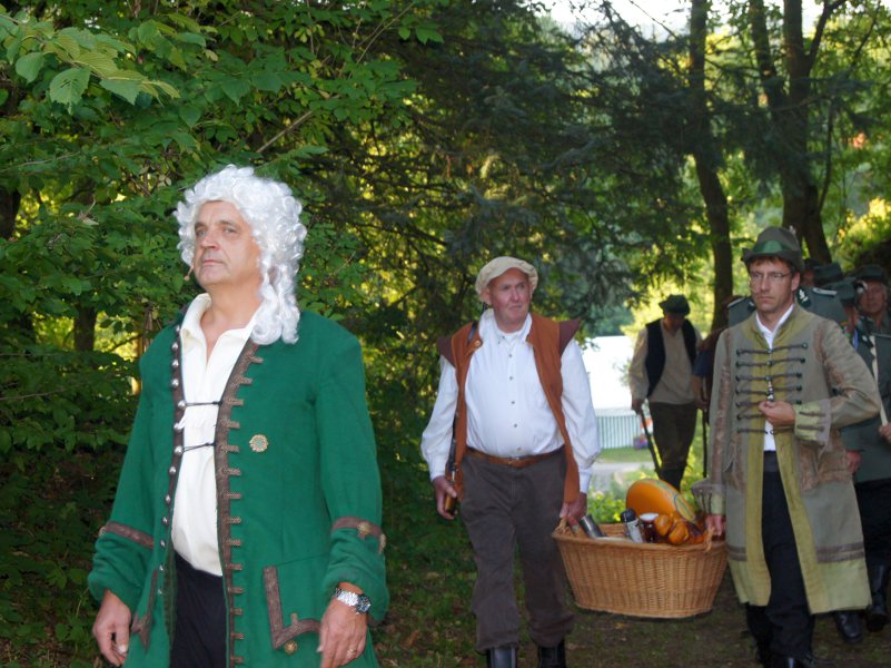 Landgraf Karl (Karl-Heinz Neumann) und seine Begleiter (Heinz Aubel und Gunter Ochs) mit dem Frhstck vor Beginn des 2. Aktes