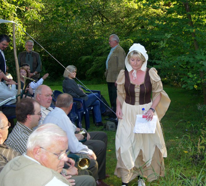 Petra Wilhelm bereitet sich auf ihren Auftritt im Mittelalter vor, links die Blser des Kreisjagdvereins Fritzlar-Homberg