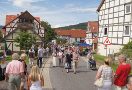 Die Besucher flanieren durch den Ort