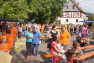 Besucher auf dem Dorfplatz