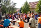 Buntes Treiben auf dem Dorfplatz vor der Aktionsbhne