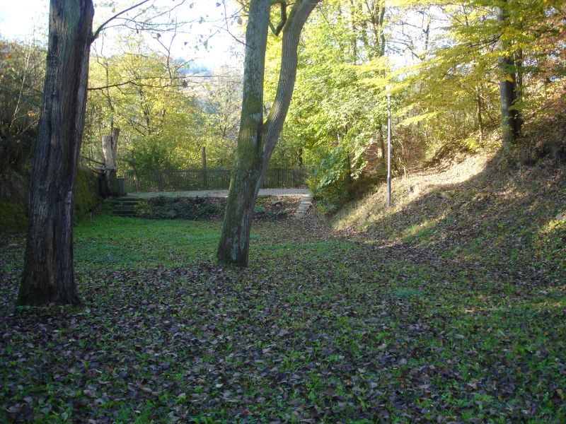 der Burggraben mit seiner Freilichtbhne im Herbst nachdem die Theaterkulissen der Densberger Frhstcker abgebaut sind