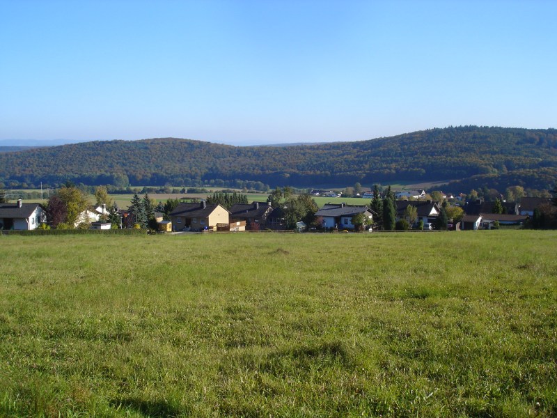 Blick von Norden auf Densberg im Herbst mit dem Hemberg im Hintergrund