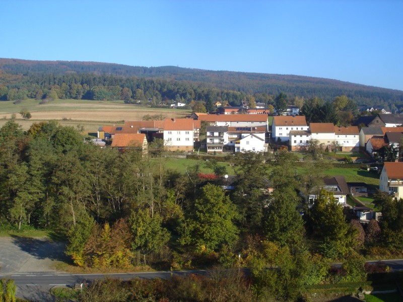 Blick vom Kirchturm auf den westlichen Teil von Densberg, im Hintergrund der Wstegarten mit dem Kellerwaldturm