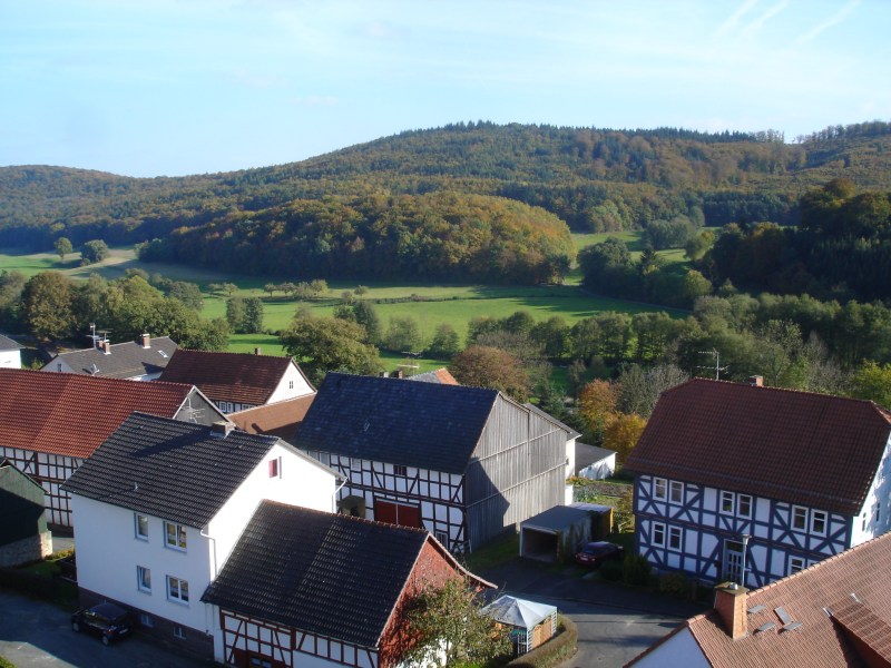 das Pfarrhaus (rechts) und die benachbarten Huser, im Hintergrund das Gilsatal und der Hemberg