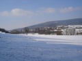 das verschneite Gilsatal mit Densberg und dem Kellerwald im Hintergrund