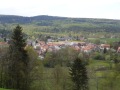 Ortsansicht von Süden mit dem Kellerwaldturm im Hintergrund