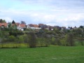 Wiesen an der Gilsa im Frühling, im Hintergrund die Häuser der Gilsatalstraße