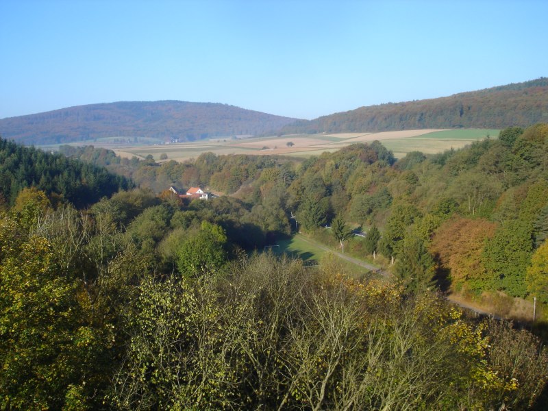Blick vom Kirchturm nach Westen auf die Schmidtmhle an einem Herbsttag, im Hintergrund Schnstein und der Jeust