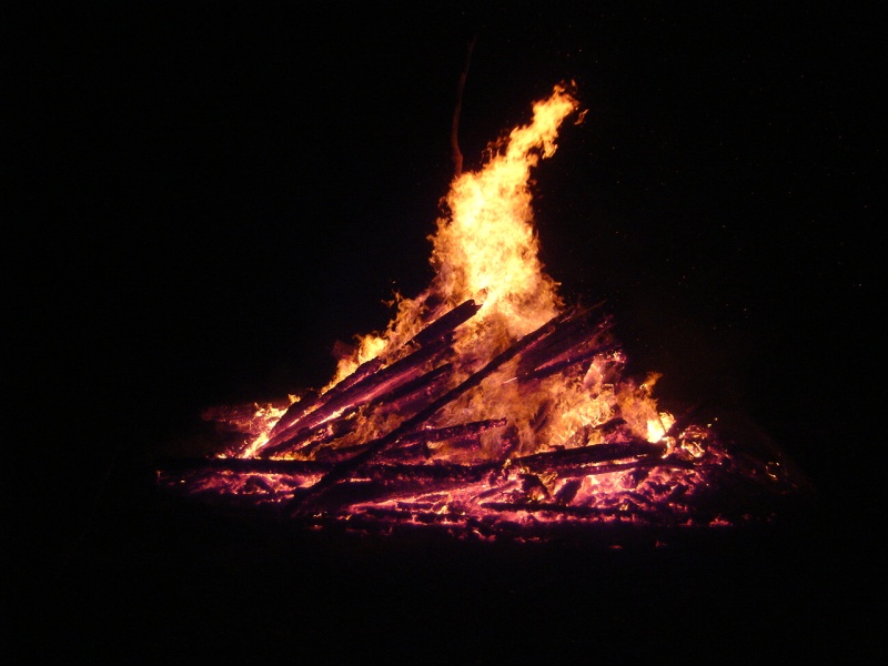 der Holzstoß beim Osterfeuer bricht zusammen