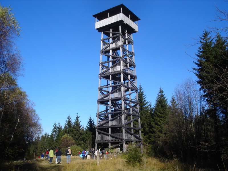 der Kellerwaldturm an einem schnen Herbsttag