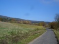 ein Feldweg bei Densberg im Herbst