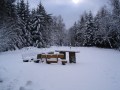 eingeschneite Sitzgruppe neben dem Kellerwaldturm auf dem Wüstegarten im Winter