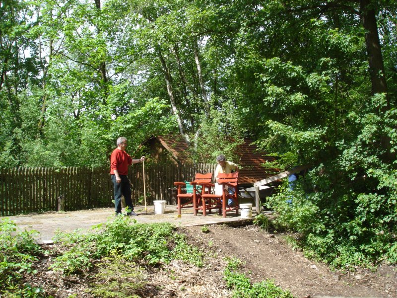 Herrichten des Burggrabens für den Himmelfahrtsgottesdienst am 17. Mai 2007