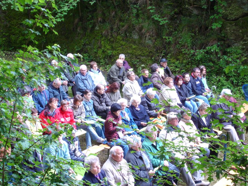 Gottesdienstbesucher im Burggraben