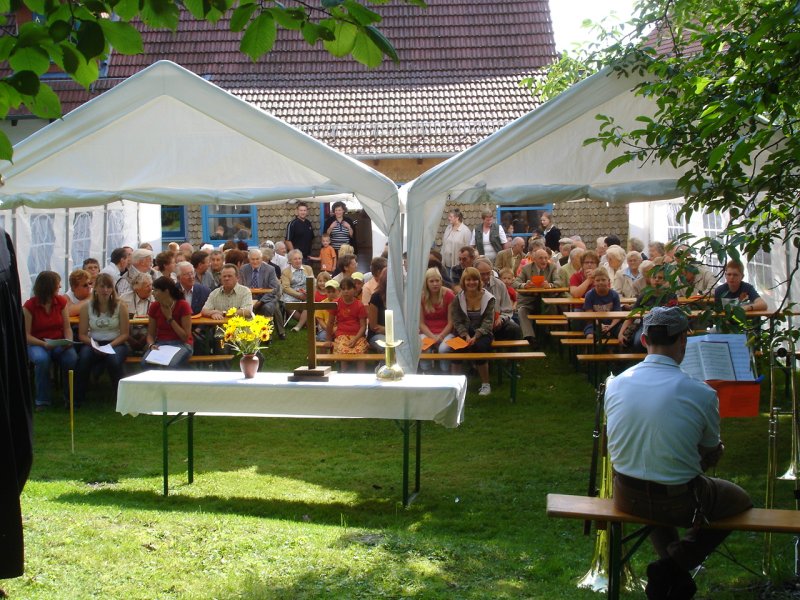 die Besucher versammeln sich zum Gottesdienst im Pfarrgarten beim Gemiendefest am 12. August 2007