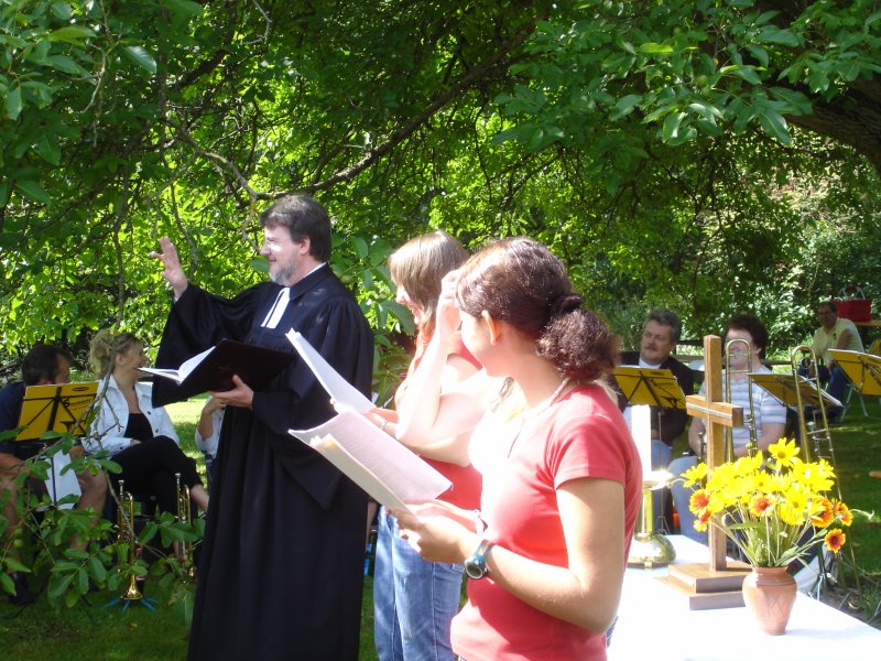 Mareike Schneider und Nadine und Stefanie Grtz gestalteten den Gottesdienst gemeinsam mit Pfarrer Lins