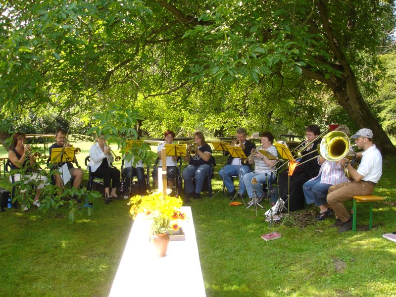 der Posaunenchor beim Geimeindefest-Gottesdienst im Pfarrgarten