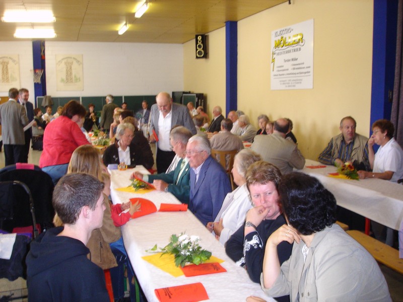 am 1. Juli 2007 war zum Gottesdienst in die Halle des Sportvereins Densberg eingeladen