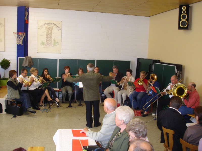 der Posaunenchor Densberg beim Gottesdienst in der Sporthalle am 1. Juli 2007