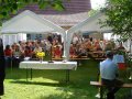 die Besucher versammeln sich zum Gottesdienst im Pfarrgarten beim Gemiendefest am 12. August 2007